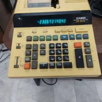 یک دستگاه ماشین حساب برقی ویک دستگاه تلفن رومیزی