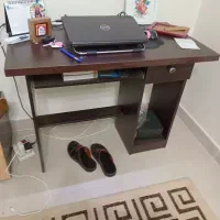 میز تحریر و زیر کامپیوتر