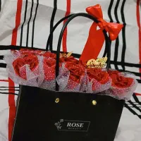 باکس گل رز قرمز روبانی