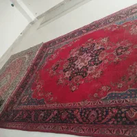 دو عدد فرش یکی ماشینی یکی دستباف