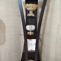 ویترین با وسایل تزیینی