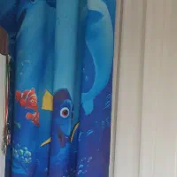 فرش اتاق کودک و دوعدد کناره پرده