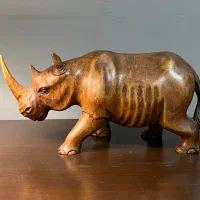 مجسمه چوبی کرگدن