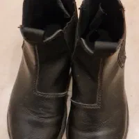 کفش و بوت دخترانه سایز ۳۲ . ۸ سال