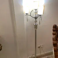 آباژور ایستاده کنار سالنی کلاسیک|چراغ خواب و آباژور|تهران, صد دستگاه|دیوار