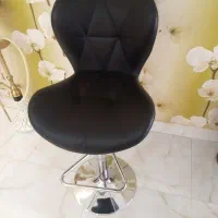 یک صندلی اپن نو چرم  ویک عدد صندلی اپن فرفورژه