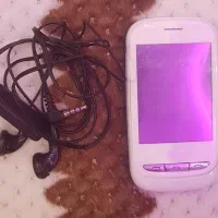 تعدادی گوشی و هندزفری و قاب