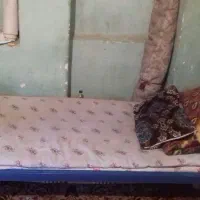 تخت خاب فلزی تک نفره سالم|تخت و سرویس خواب|شیراز, زرهی|دیوار
