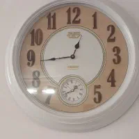 ساعت دیواری تمیز