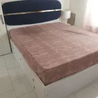 تخت خواب دو نفره با یک پاتختی