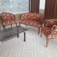 مبل هشت نفره چوب جنگلی بعلاوه میز شیشه ای