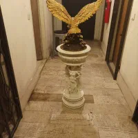 مجسمه عقاب طلایی (شکوه پرواز) به همراه میز کنسول|مجسمه، تندیس، ماکت|تهران, سید خندان (جلفا)|دیوار