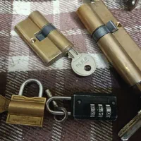 قفل کتابی و آویز ...|کلکسیون اشیاء عتیقه|اصفهان, آفاران|دیوار