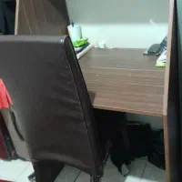 میز مطالعه همراه با چراغ مطالعه