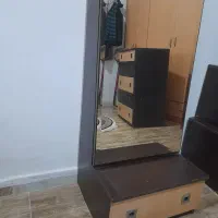 آینه ایستاده ریلی همراه یک کشو در پایین