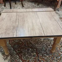 میز تحریر نشسته (کوتاه)