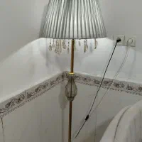 آباژور ایستاده