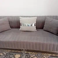 مبل راحتی با میز عسلی در حد نو دوماه استفاده شده|مبلمان خانگی و میز عسلی|مشهد, بهمن|دیوار