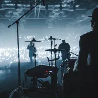 خواننده نوازنده گیتار،الکتریک بیس و پیانیست هستم