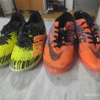 دو جفت کفش ورزشی سالن