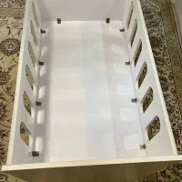 تخت نوزاد کنار مادر