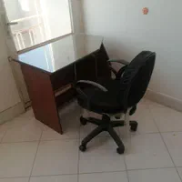 میز تحریربا شیشه صندلی نود ست به علت کمبود جا