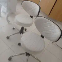 صندلی چرخدار و میز ناخن