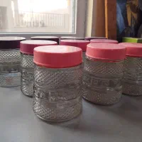 تعدادی بانکه شیشه ای نو در سه رنگ