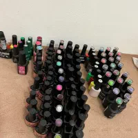 فروش تعدادی لاکژل و صندلی ناخنکار و مشتری