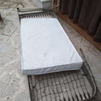 تخواب قدیمی فنری همراه با تشک بچه گانه