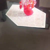 دو میز مربع متوسط و یک میز مربع بزرگ