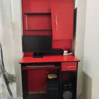 میز تحریر و کامیپوتر و کتابخانه