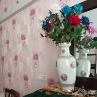 گلدان قدیمی باگلهای رنگارنگ