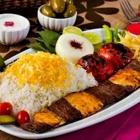 همکار خانوم برای تهیه غذا