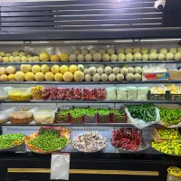 کارگر میوه فروشی با جای خواب