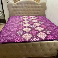 تخت خواب دو نفره به همراه تشک و پاتختی و دراور