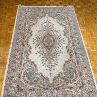 تعدادی قالیچه ماشینی و پادری