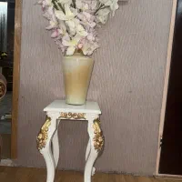 گل وگلدان با میز چوبی