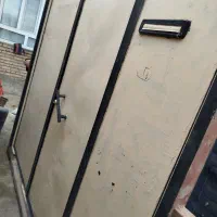 در حیاط ورودی ماشین