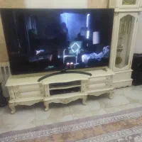 میز تلویزیون و ساعت