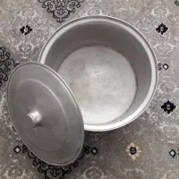 قابلمه بزرگ دیس و پیش دستی چینی و کفگیر و ملاقه