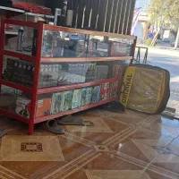 ویترین و دکور و طبقه مغازه