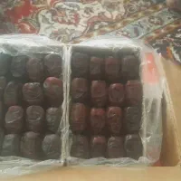 کارگر خانم برای خرما پاکن