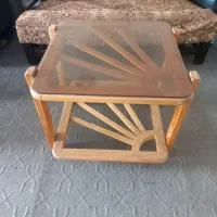 یه مبل دونفره همراه بامیزعسلی