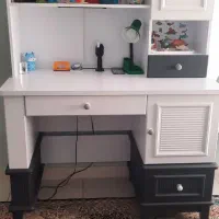 میز تحریر همراه کتابخانه