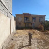 ساختمان دوطبقه با حیاط بزرگ