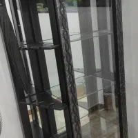 یه عدد ویترین تمیز وشیک دور شیشه ویک عدد کتابخانه