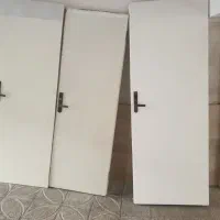 درب چوبی سالم به همراه قفل و دستگیره