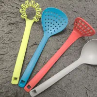 تعدادی لوازم آشپزخانه در حد نونوو نو