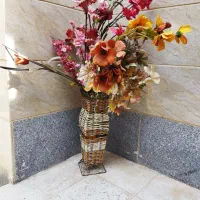 گلدان و گل مصنوعی